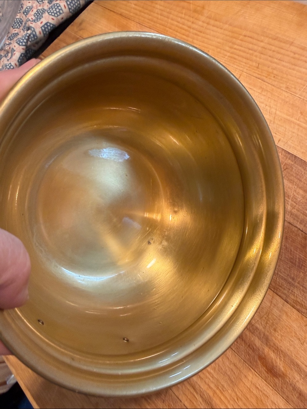 vintage Princess House brass planter bowl featuring a copper floral emblem - Picture 3 of 6